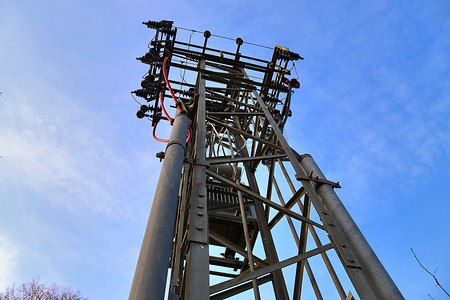 通信施工摄影照片_北部的电天线和通信发射塔