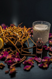黑色木质表面上的 manjistha 或印度茜草根面罩，由 manjistha 根粉、柠檬、牛奶和一些必需的玫瑰油组成。
