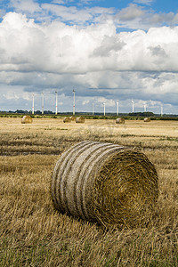 德国北部的干草捆、风力涡轮机和农业。