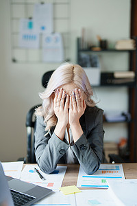 中小企业主、使用计算机和财务报表的女性对扩大市场以提高投资业务能力的焦虑表达