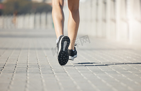 跑步者、脚和女人在跑步健身、训练和户外城市锻炼的路上。