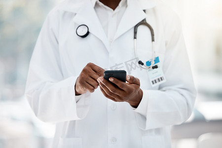 医生、手和电话在医疗保健诊所浏览互联网进行医学研究。 