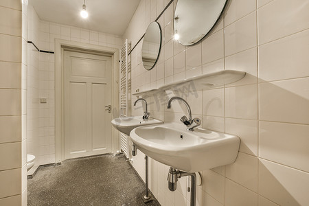 两个房间门摄影照片_带两个水槽和一个卫生间的套间浴室