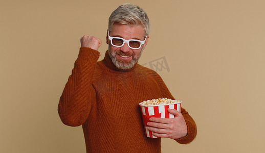 戴着 3D 眼镜的兴奋男人吃爆米花，看有趣的电视连续剧、体育游戏电影