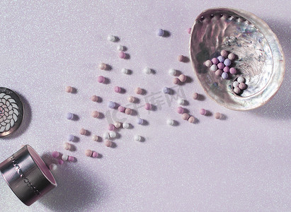 精美的粉红色表面和贝壳中的美丽珍珠粉球