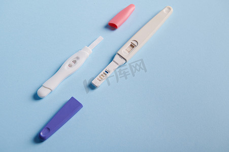 背景喷墨摄影照片_蓝色背景下尿液和 chg 促性腺激素之间发生生化反应的妊娠试验。