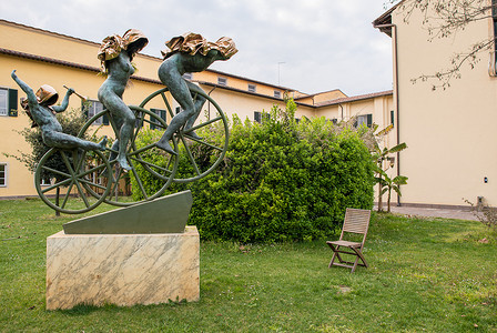意大利雕塑摄影照片_圣安娜雕塑 - 意大利比萨