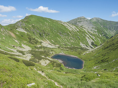 美丽生动的蓝山湖 Horne Jamnicke pleso，从 Jamnice sedlo 马鞍、西塔特拉山、Rohace 斯洛伐克、夏日阳光明媚的蓝天可以欣赏到绿色山峰