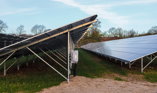 模块摄影照片_在北方的一个大公园里用太阳能模块产生清洁能源