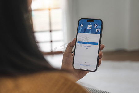 泰国清迈 - 2023 年 5 月 1 日：Facebook 社交媒体应用程序徽标登录、iPhone 14 移动应用程序屏幕上的注册页面亲自从事电子商务购物业务