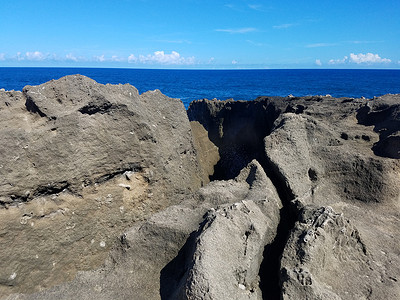 波多黎各伊莎贝拉的岩石海岸和海水