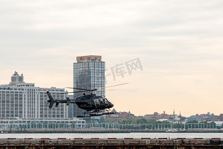 美国纽约市 — 2022年9月19日，一架直升机降落在曼哈顿东河