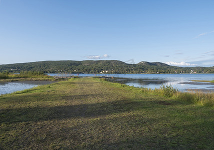 诺兰摄影照片_查看瑞典西诺兰地区 ornskoldsvik 市的 Sjalevadsfjarden 湖。