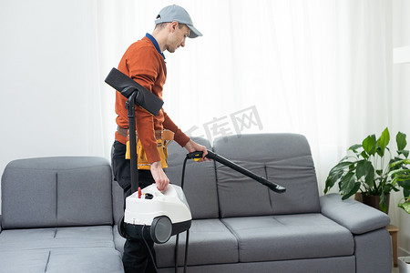 清理家具摄影照片_深层家具清洁过程，去除沙发上的污垢。
