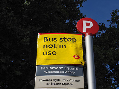 不退摄影照片_伦敦议会广场巴士站未使用标志