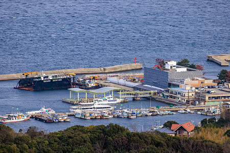 日本淡路 — 2023年1月16日：岩屋港渔船和渡轮的俯视图