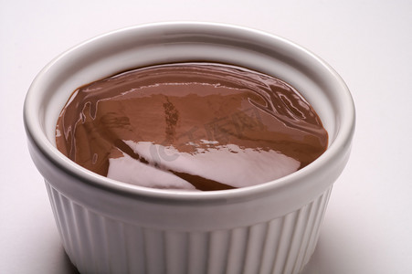 巧克力奶油杯子摄影照片_巧克力奶油杯特写