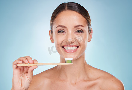 刷牙、牙科和带牙刷的女性，用于牙齿美白和美容、口腔健康和带有工作室背景的清新口气。