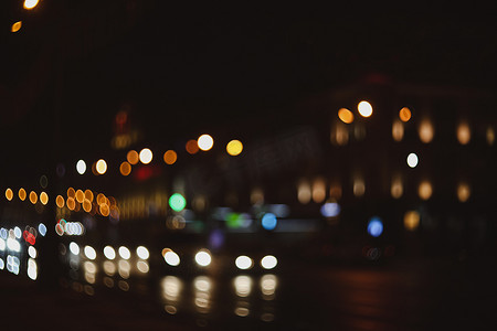 城市周围五颜六色的灯光在移动和运动模糊。