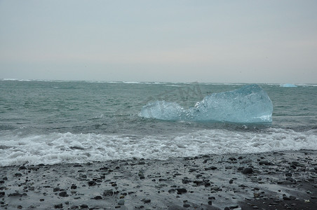 冰岛 Jokulsarlon Fellsfjara 钻石海滩黑沙附近晶莹剔透的冰块