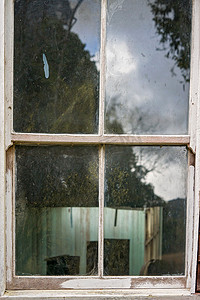 旧废弃教堂大厅的窗户