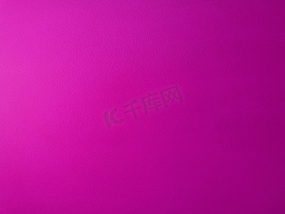 紫红色背景，明亮的霓虹粉色，抽象纹理墙