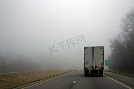 在路上的大雾天