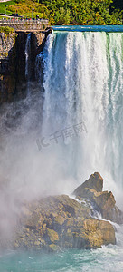 来自加拿大的美国瀑布垂直全景展示了与在尼亚加拉大瀑布俯瞰的游客相比的大小