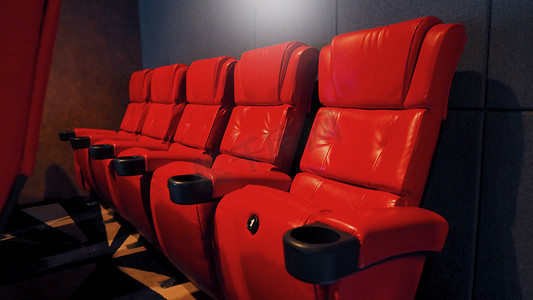 红色皮革电影院电影院座椅。