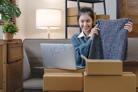 肖像年轻迷人的亚洲女性所有者创业公司工作快乐与家里的盒子在 sme 供应链中准备包裹递送，启动小企业概念。
