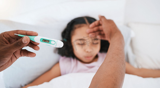 父母、手和温度计与生病的孩子在家里检查发烧或流感或感冒的温度。