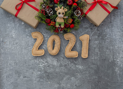 .2021年针织数字、礼品和装饰花环的圣诞背景