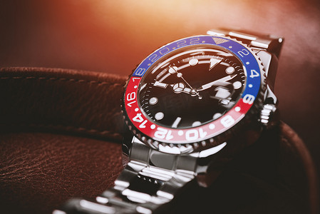 带蓝红色表圈的正式奢华男士腕表
