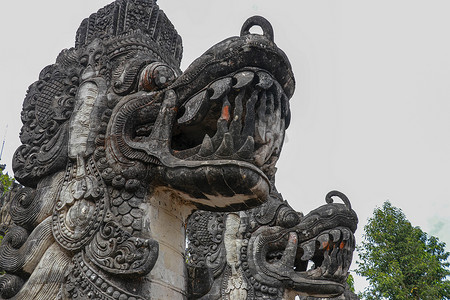 印度尼西亚巴厘岛 Pura Lempuyang 寺的亚洲龙石雕。