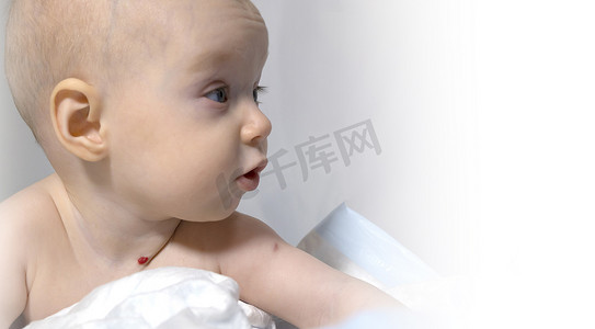 一个脖子上有血管瘤的婴儿躺在白色背景上