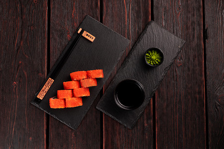 用筷子卷鱼寿司 — 亚洲美食概念