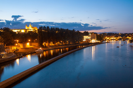 Hradcany 晚上全景与布拉格城堡、查理大桥和伏尔塔瓦河，布拉格，捷克