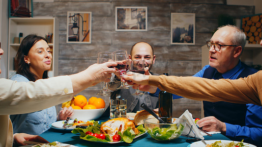 一家人吃饭摄影照片_晚上一家人聚在一起吃饭