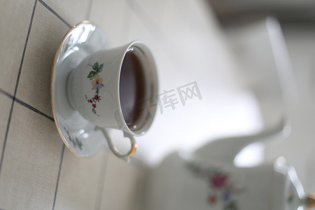 白色茶具摄影照片_白色背景上的古董瓷茶具。