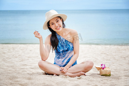 海滩上有新鲜椰子水的快乐女人