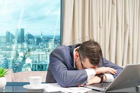 在家办公室工作的疲惫的人，精疲力尽、压力大、工作过度的人，金融投资失败。