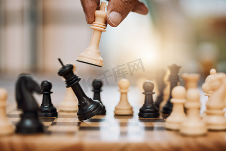 人和手摄影照片_棋盘游戏、桌面锦标赛和体育游戏中的国际象棋、人和手与国王。