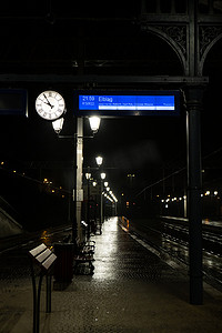 波兰格但斯克 2022 年 5 月开往埃尔布隆格市火车站的夜景火车。