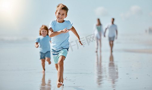孩子们在户外与家人一起在大自然中度假或暑假跑步和海滩。
