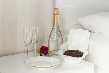 香槟图案摄影照片_豪华酒店房间里的两杯香槟和巧克力甜点。