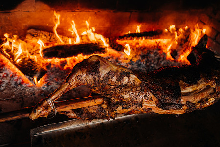 羊肉完全在火上烤熟。