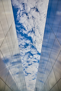 9 11 的钢铁纪念馆，上面有新泽西州死者的名字，天空中有蓝色和斑点的云