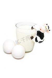 牛摄影照片_牛、牛奶和鸡蛋
