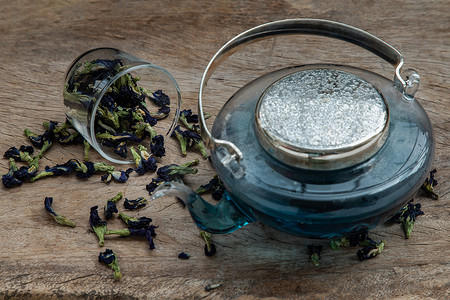 玻璃茶壶配蝴蝶豌豆茶 (Clitoria) 或有机蓝色安臣和干蝴蝶豌豆花。