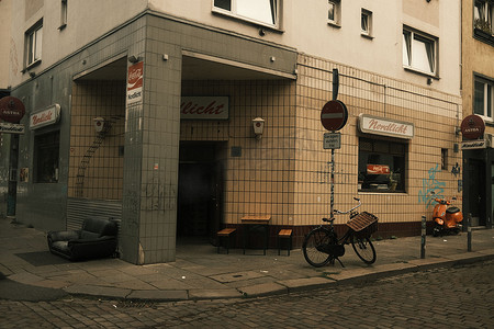 德国汉堡一条街上的酒吧，路牌和停在路牌附近的自行车